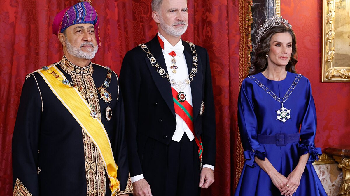 Así ha sido la cena de gala de los Reyes al Sultán de Omán: la Reina Letizia deslumbra con la tiara rusa