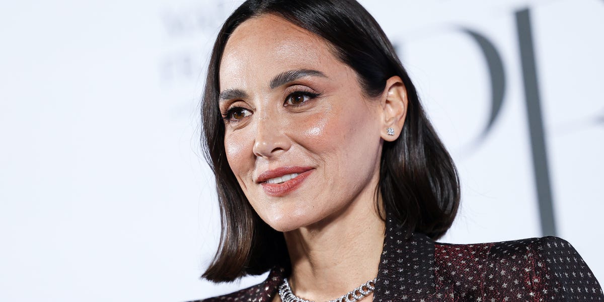 Tamara Falcó tiene la americana más original del invierno (y la combina con un pantalón ancho a juego)