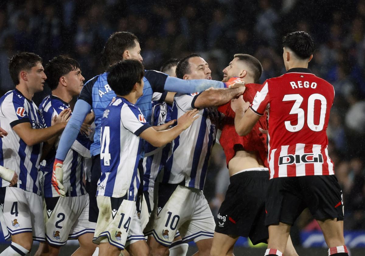 Una tangana entre Aramburu y Sancet, feo final para un gran derbi