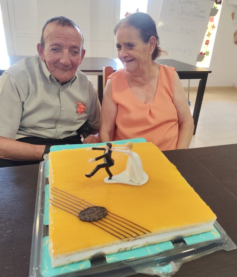 Detalle de la tarta que les prepararon para esta fiesta del amor que vivieron como si de una verdadera boda se tratara