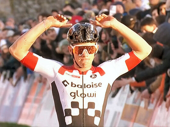 Thibau Nys repite victoria en Flamanville y consolida su liderato en la Copa del Mundo de Ciclocross