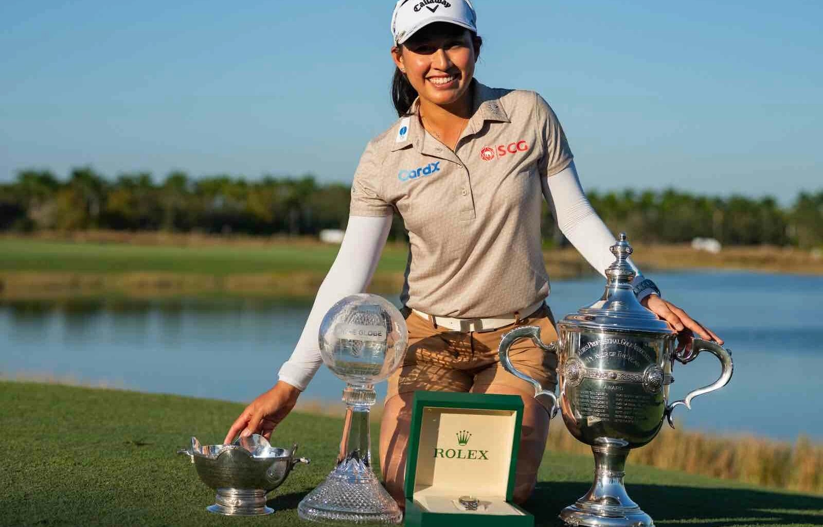 Jeeno Thitikul posa con todos sus trofeos de 2025.