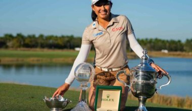 Jeeno Thitikul posa con todos sus trofeos de 2025.