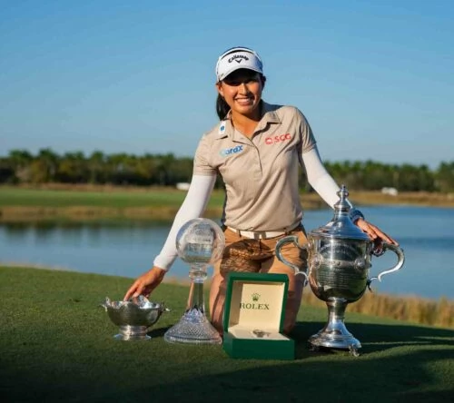 Jeeno Thitikul posa con todos sus trofeos de 2025.