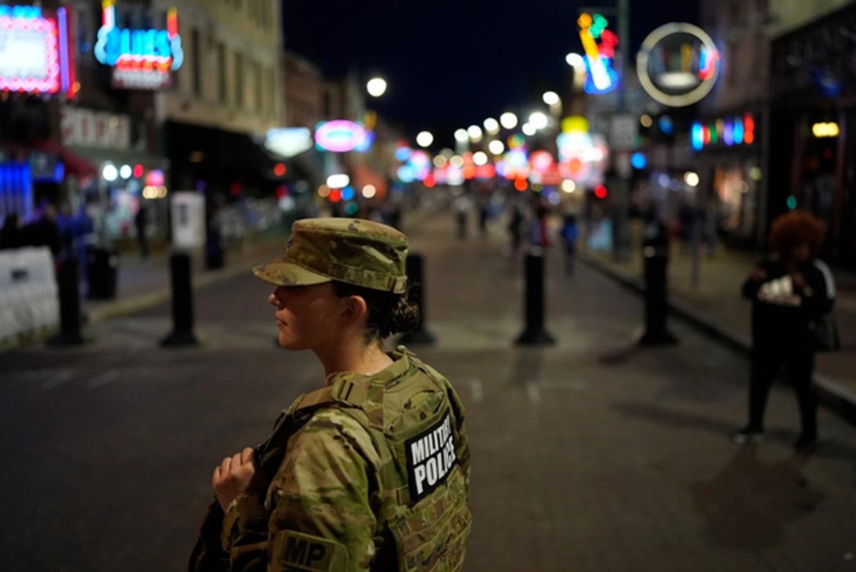 La Jornada - Tiroteo durante encendido de árbol de Navidad en Carolina del Norte deja 4 heridos