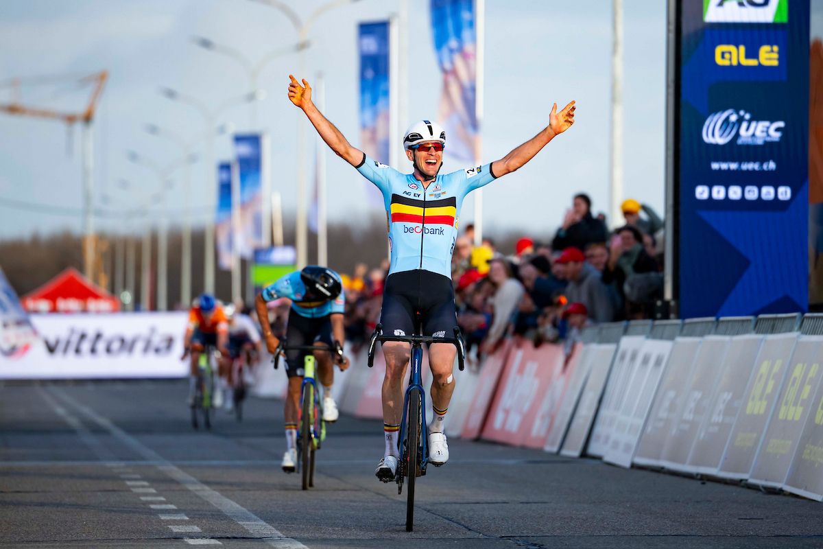 Toon Aerts levanta los brazos en Middelkerke como nuevo campeón de Europa de ciclocross
