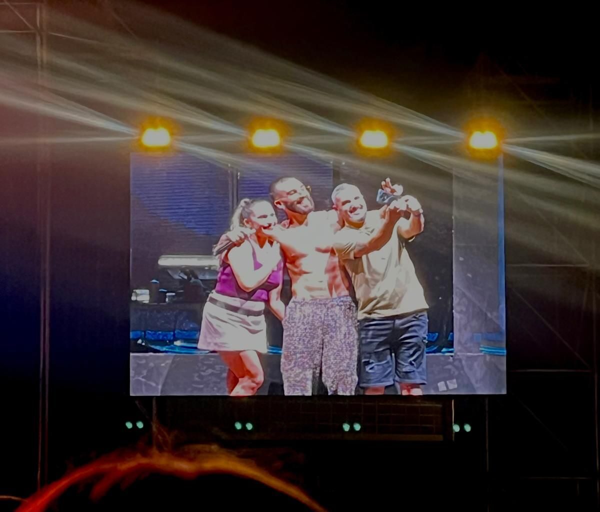 Pedida de mano en el concierto de Manuel Turizo en Gran Canaria: «Gracias a tu música me caso con ella»