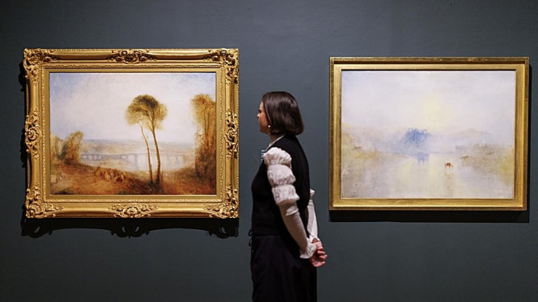 Una joven, junto a dos pinturas de Turner, 'Landscape with Walton Bridges' y 'Norham Castle, Sunrise'