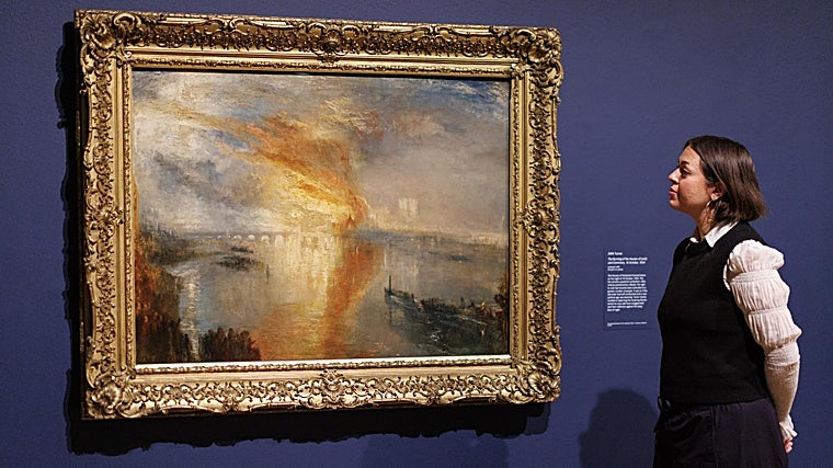 Una joven admira 'The Burning of the Houses of Lords and Commons', de JMW Turner