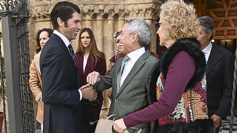 Cayetano Rivera saluda a 'El Turronero', padrino del pequeño Nicolás