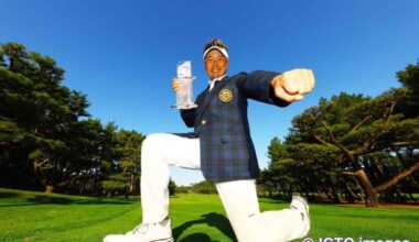 Yosuke Tsukada posa divertido con el trofeo de campeón del Dunlop Phoenix.