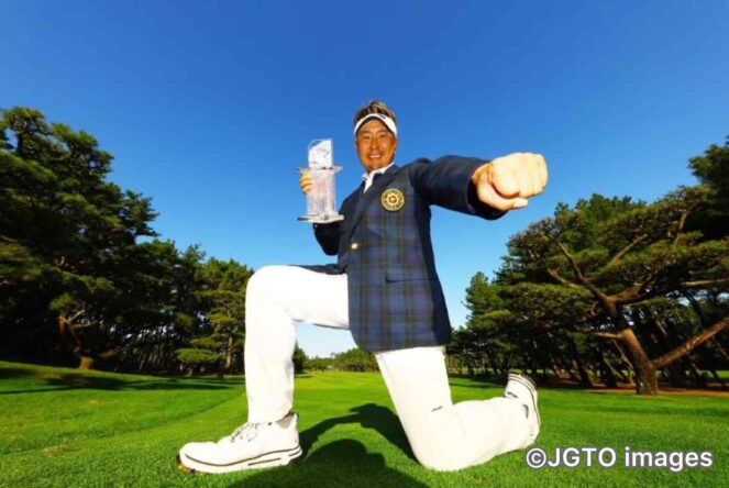 Yosuke Tsukada posa divertido con el trofeo de campeón del Dunlop Phoenix.