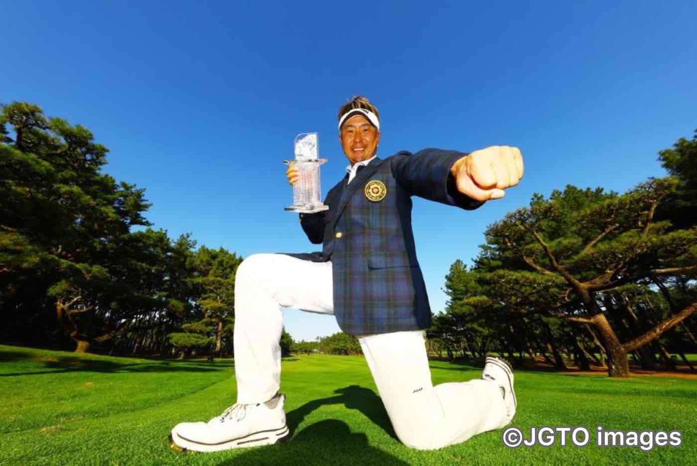 Yosuke Tsukada posa divertido con el trofeo de campeón del Dunlop Phoenix.