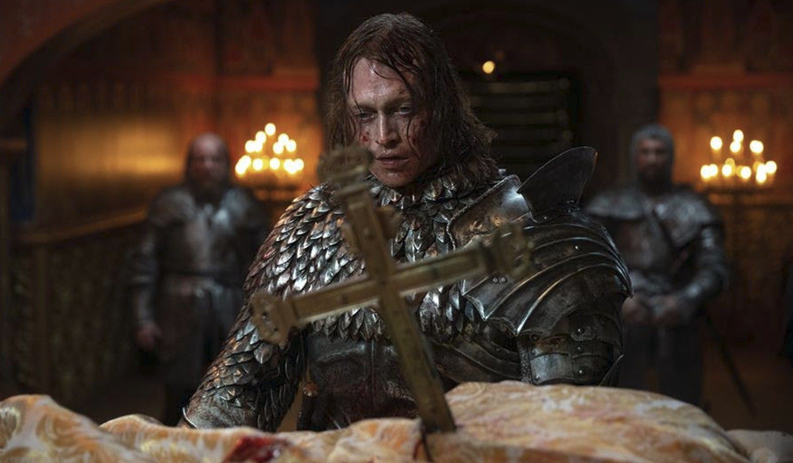 Crítica de "Drácula" de Luc Besson. Un delirio visual que drena el horror para inyectar un melodrama operístico