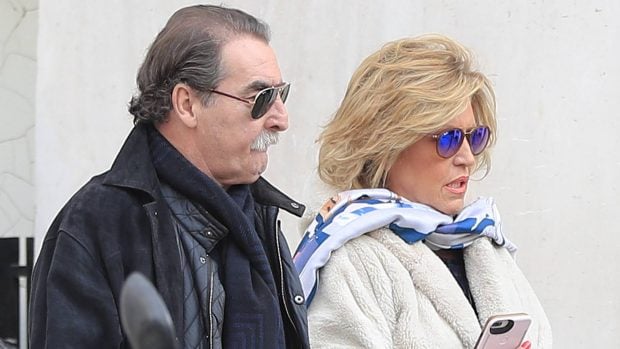 Lydia Lozano y su marido saliendo de un hospital. (Foto: GtreS)