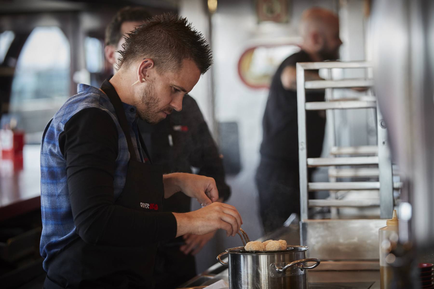 Dabiz Muñoz durante un cocinado. (Foto: Gtres)