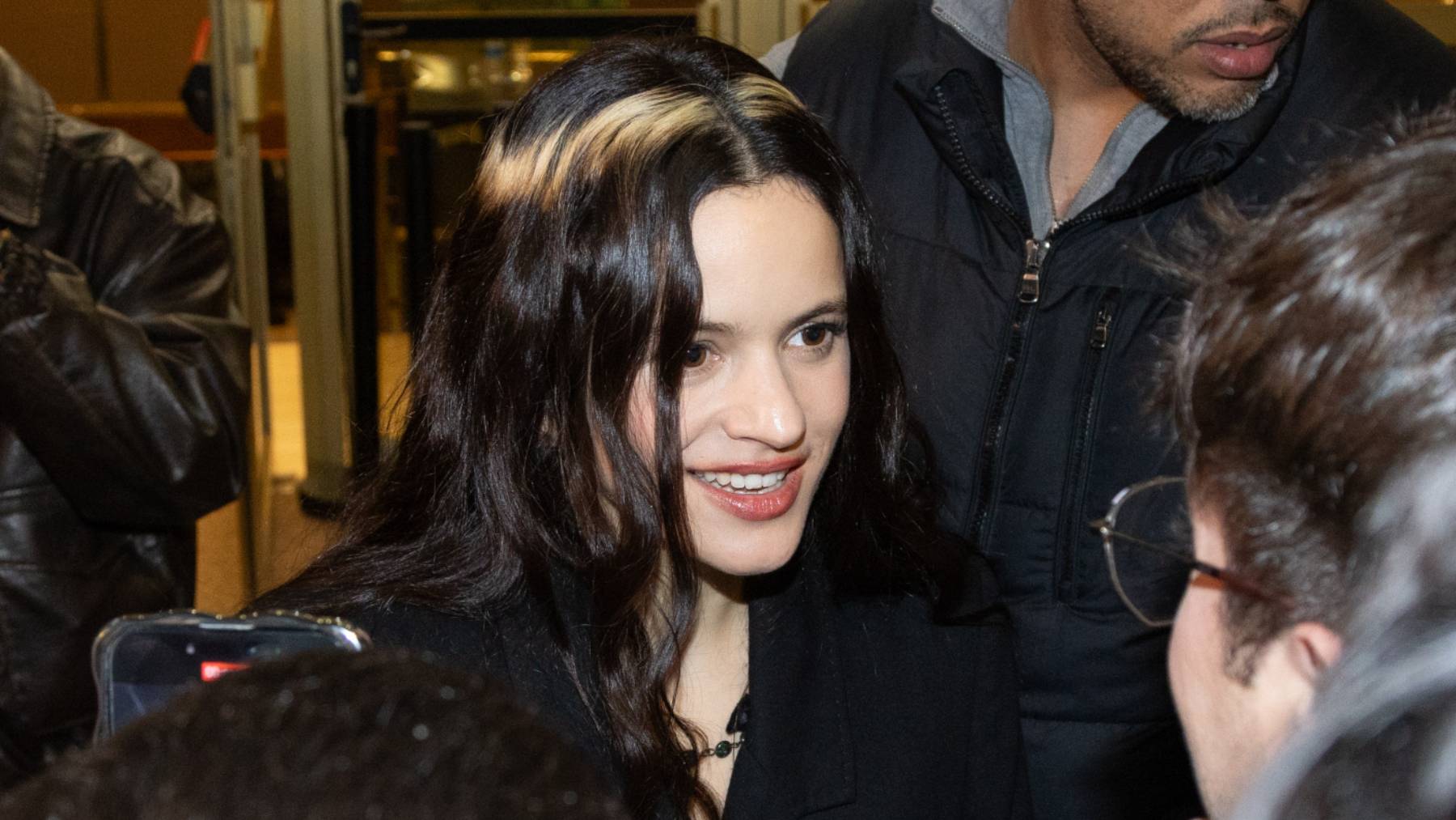 Rosalía sorprende con un vestido inspirado en su boda cancelada con Rauw Aljandro