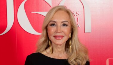 Carmen Lomana da una lección de estilo con un conjunto negro con apliques dorados y es la inspiración perfecta para los looks de Navidad de este año