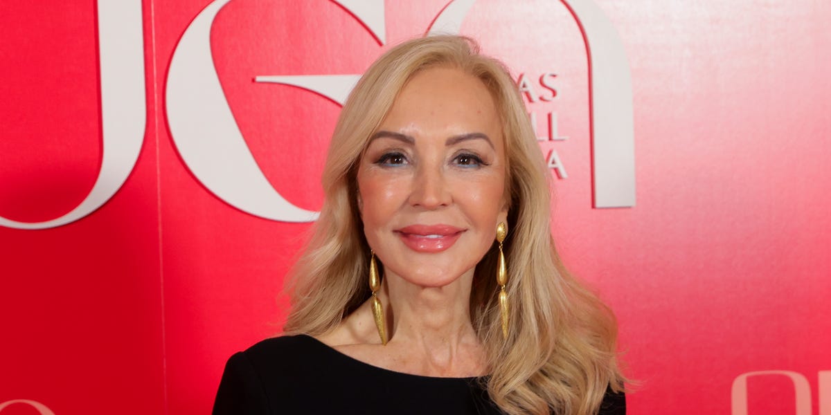 Carmen Lomana da una lección de estilo con un conjunto negro con apliques dorados y es la inspiración perfecta para los looks de Navidad de este año