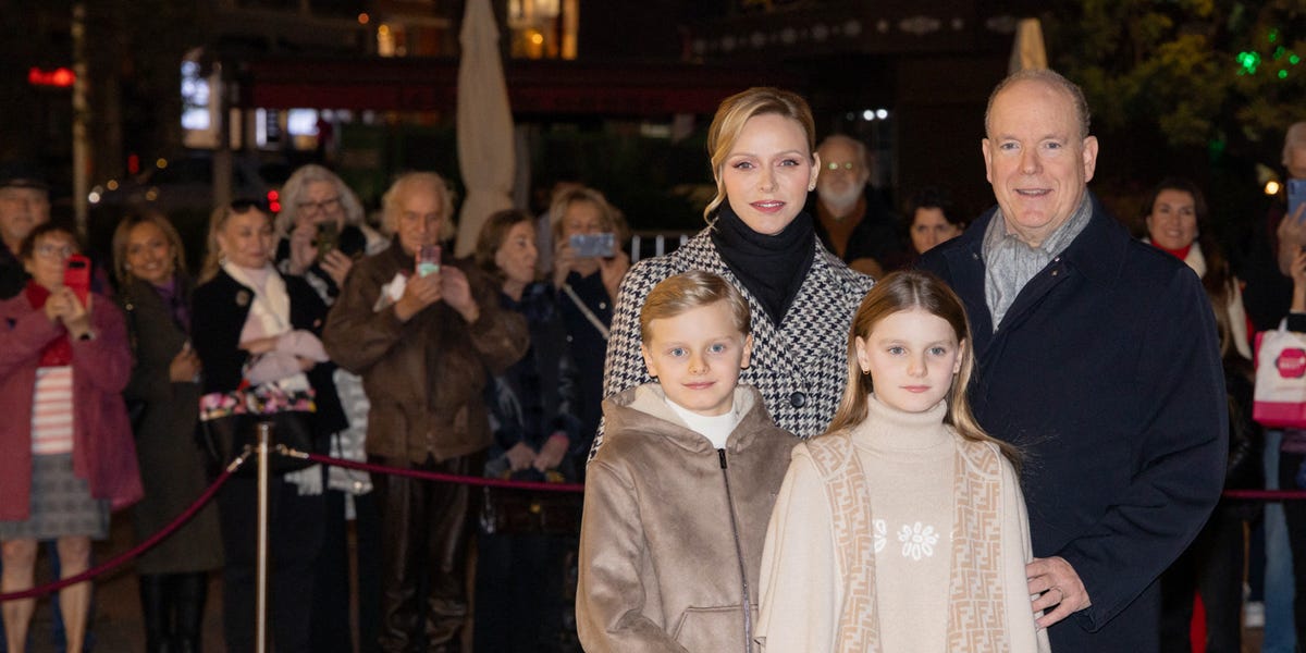 El sorprendente look de Gabriella de Mónaco con un poncho de Fendi de casi 1.000 euros a sus 10 años junto a sus padres Charlene y Alberto