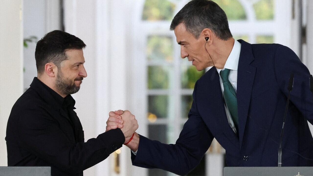 El presidente del Gobierno español, Pedro Sánchez, y el presidente de Ucrania, Volodímir Zelenski, se dan la mano durante una rueda de prensa en el Palacio de la Moncloa, en Madrid, España, el 18 de noviembre de 2025.
