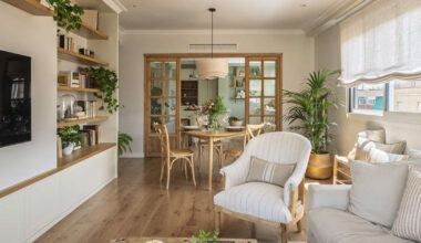 Un piso cálido y luminoso (120 m2) con una original propuesta de cocina semiabierta que conecta el pasillo con el salón