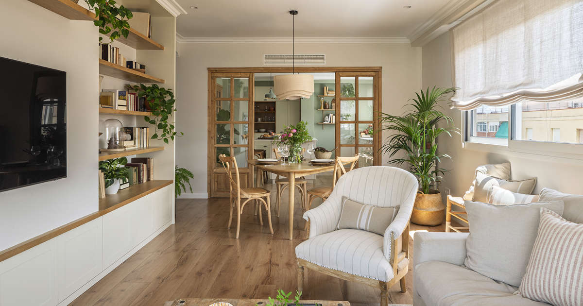 Un piso cálido y luminoso (120 m2) con una original propuesta de cocina semiabierta que conecta el pasillo con el salón