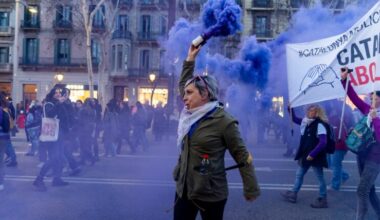 Feminista llançant fum a la manifestació