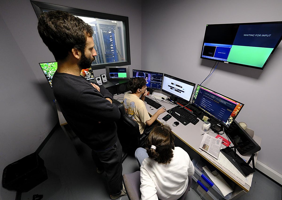 Imagen secundaria 1 - 1. Pablo, Gunnan y Carlos. | 2. Tanausú García, Irene Rodríguez y Carlos Santana | 3. Desirée Hernández y Lisandro Minahk.