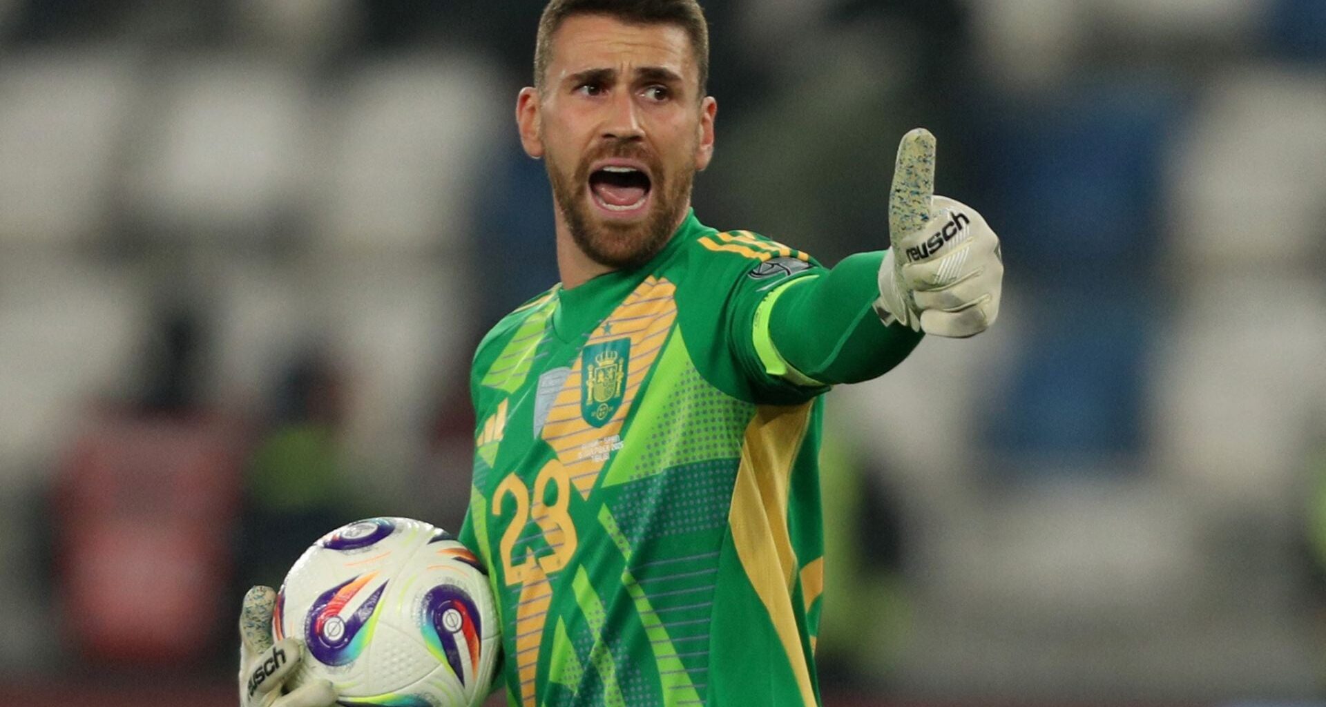 Unai Simón acaba el partido con una ligera cojera al lastimarse el tobillo