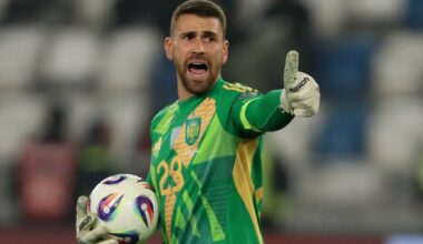 Unai Simón acaba el partido con una ligera cojera al lastimarse el tobillo