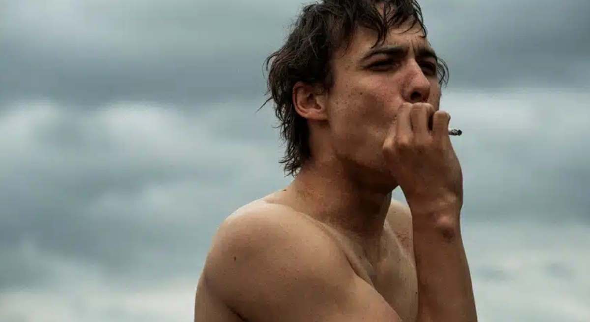 un relato sombrío y humano, espejo de una vida al filo del colapso