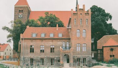 Unos arquitectos restauran este edificio histórico de 1890 y ahora en su interior hay 6 preciosas casas de estilo minimalista con las vigas de madera antiguas a la vista