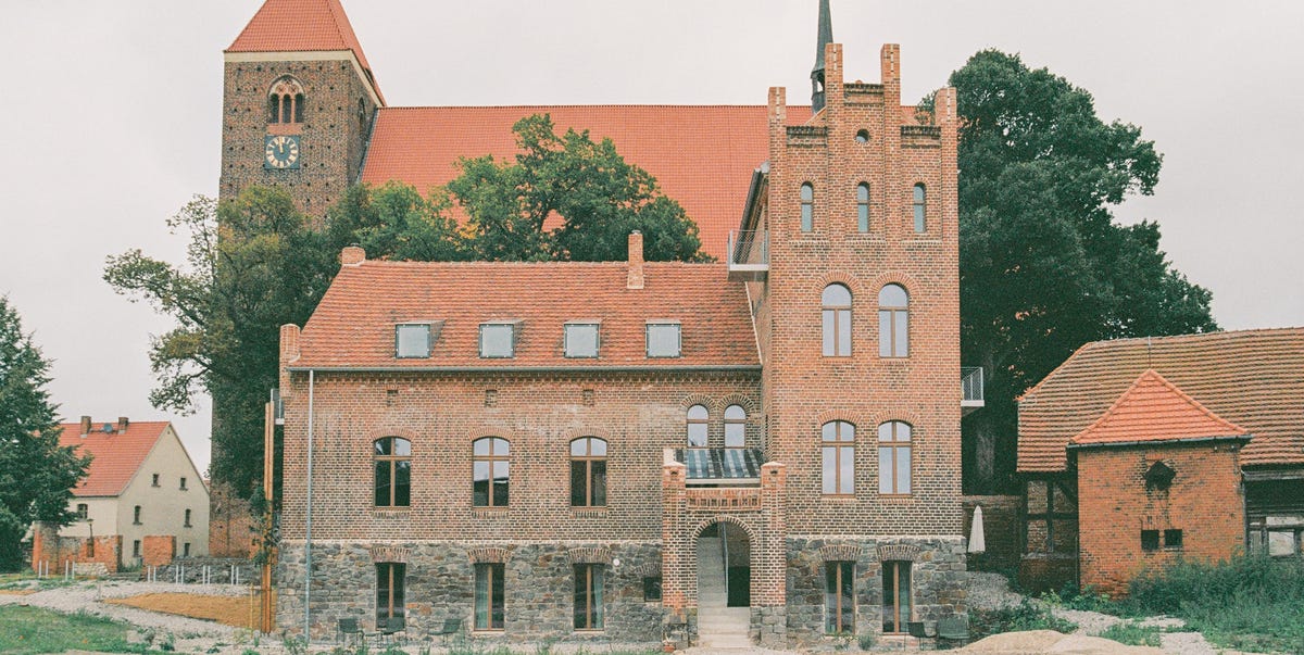 Unos arquitectos restauran este edificio histórico de 1890 y ahora en su interior hay 6 preciosas casas de estilo minimalista con las vigas de madera antiguas a la vista
