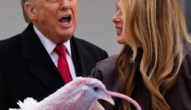 Trump insulta a adversarios políticos en ceremonia de pavos de Acción de Gracias