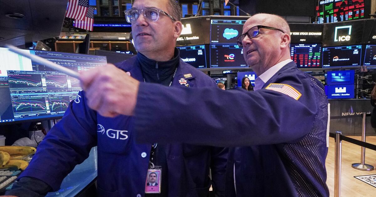 Las acciones caen en otra jornada turbulenta mientras la preocupación por los precios excesivos sigue afectando a Nvidia y al bitcoin.