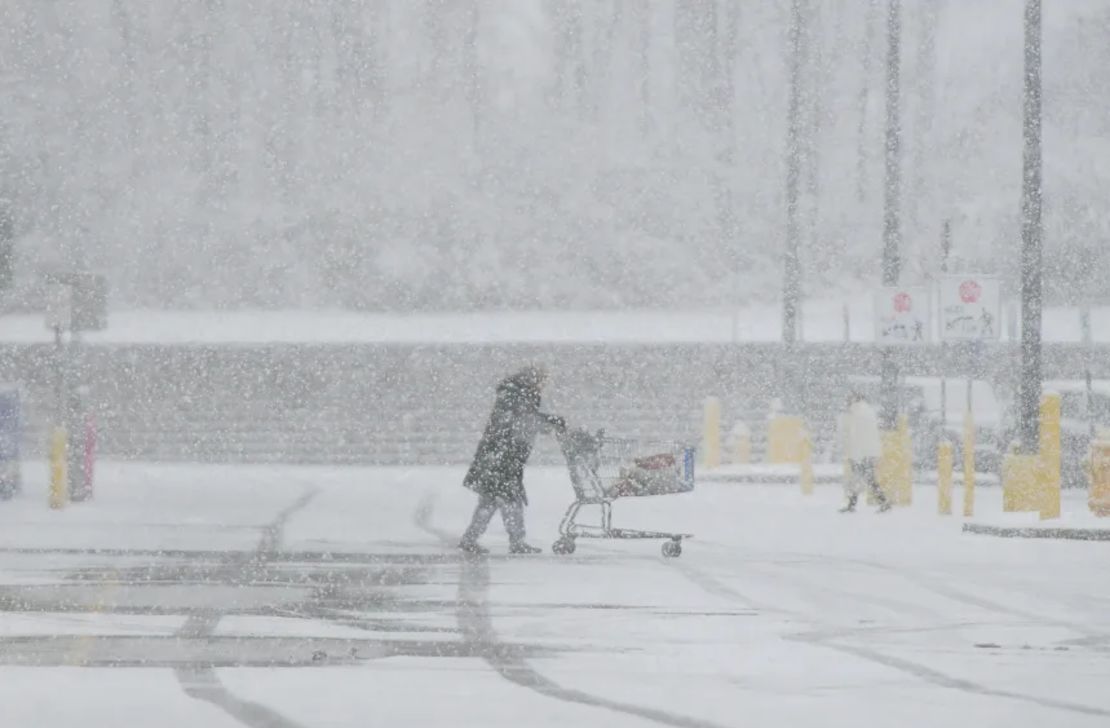 La nieve en la zona de Mansfield, Ohio, transformó el paisaje en un paraíso invernal y dificultó el tránsito matutino de quienes se desplazaban al trabajo.