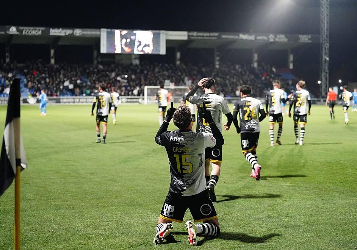 Unionistas regala una noche mágica en el Reina Sofía barriendo al Real Madrid Castilla (3-0)