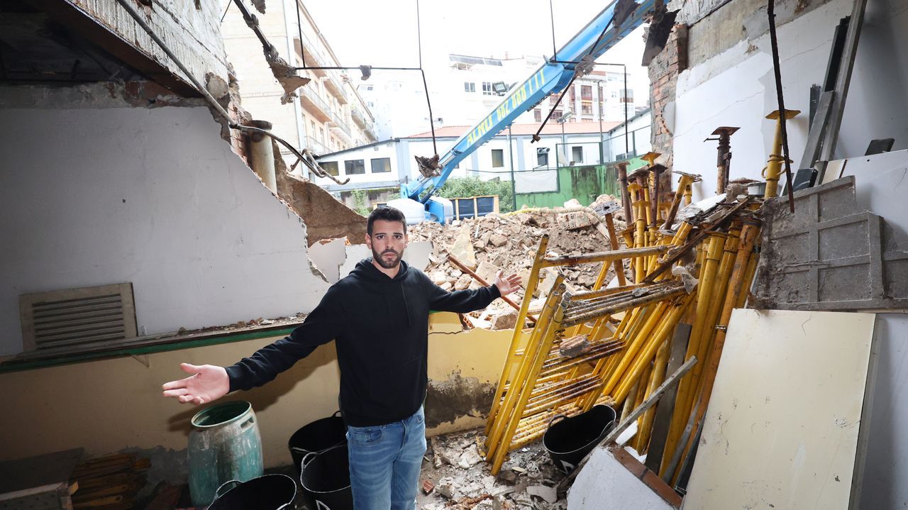 El derribo de un edificio del centro de Vigo causa daños y alarma a los vecinos: «Me han destrozado el sótano» - La Voz de Galicia
