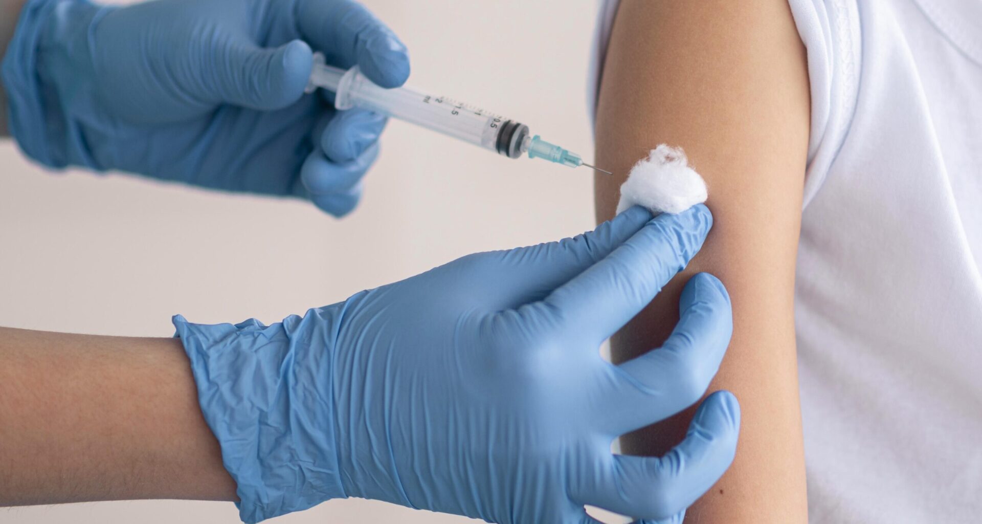 Mañana comienza la vacunación de tarde contra la gripe y COVID-19 en trece localidades extremeñas sin cita previa