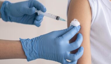 Mañana comienza la vacunación de tarde contra la gripe y COVID-19 en trece localidades extremeñas sin cita previa