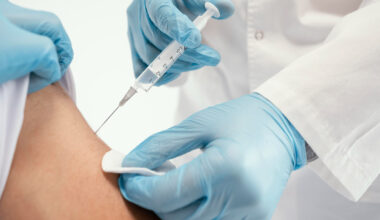 enfermera-simular- vacunación-menores