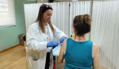 Enfermera vacunando en instalaciones de San Martín de Porres