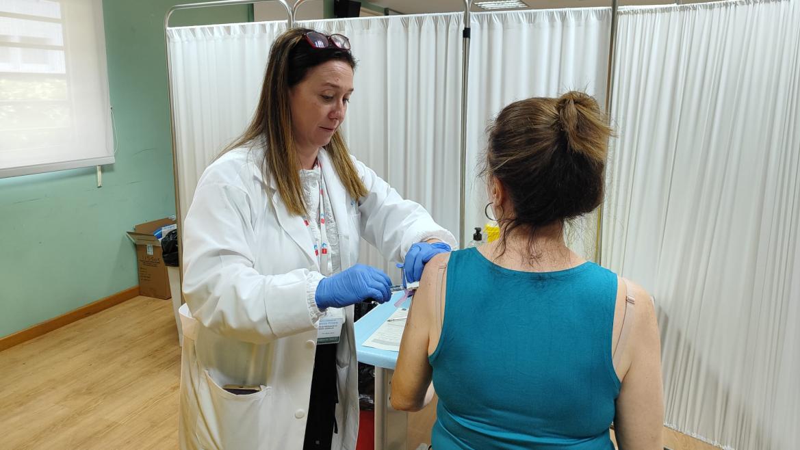 Enfermera vacunando en instalaciones de San Martín de Porres