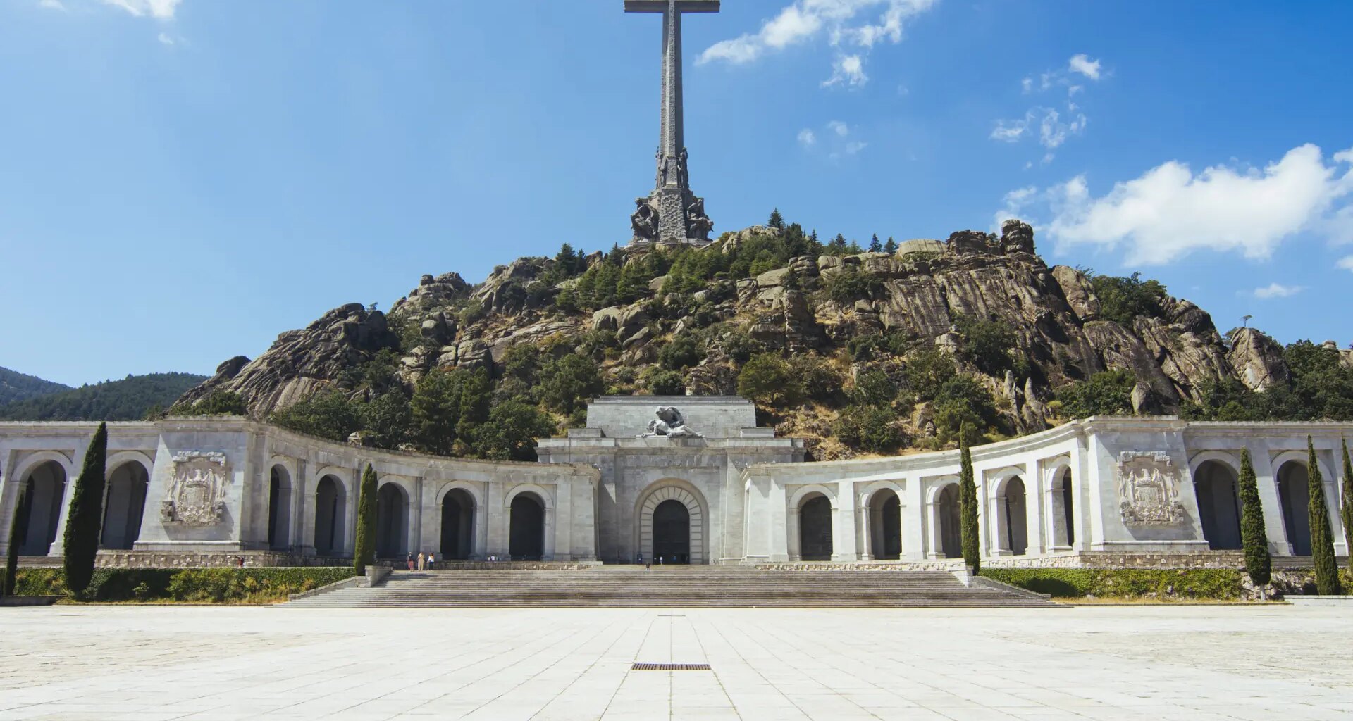 se mantendrá la gran cruz pero se derribará la escalinata