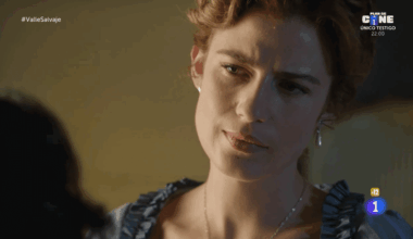 Adriana lee la carta de confesión de Isabel