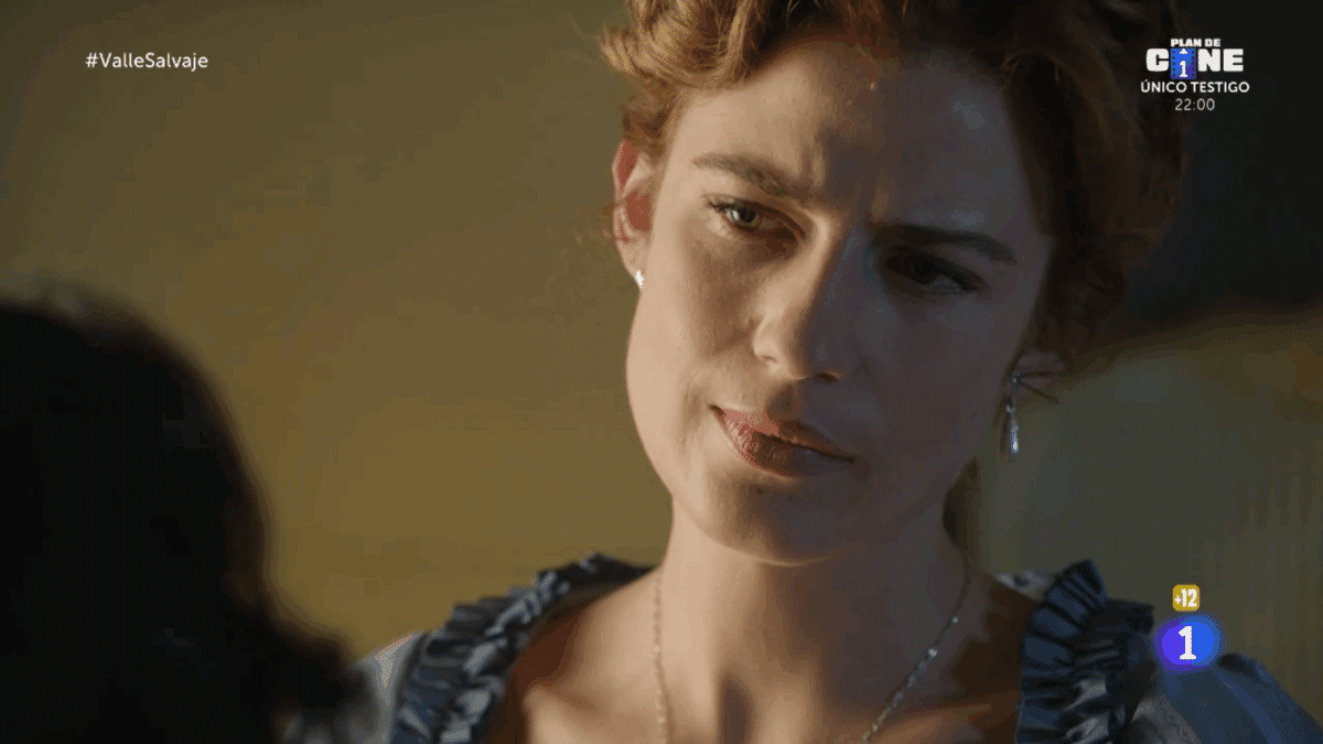 Adriana lee la carta de confesión de Isabel