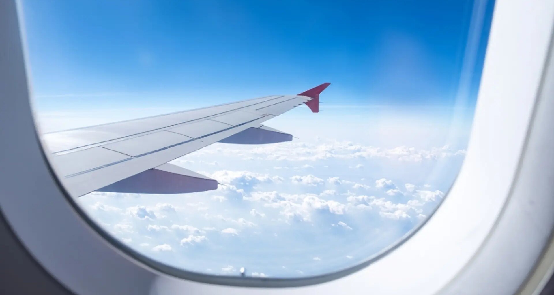 Un piloto explica el verdadero motivo por el que hay que tener las ventanillas del avión abiertas en el despegue y el aterrizaje