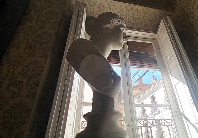 -Vista de la Venus de Ripoll, con la iglesia de Nuestra Señora de la Asunción al fondo.