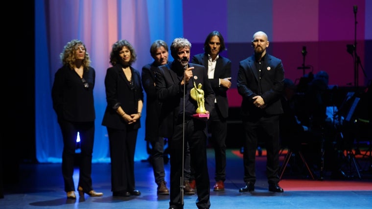Alberto Rodríguez recogiendo el premio